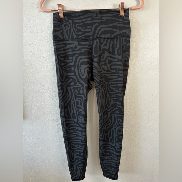 Vuori Pants - Vuori gray black zebra stripe wide waist performance legging‎ size Medium